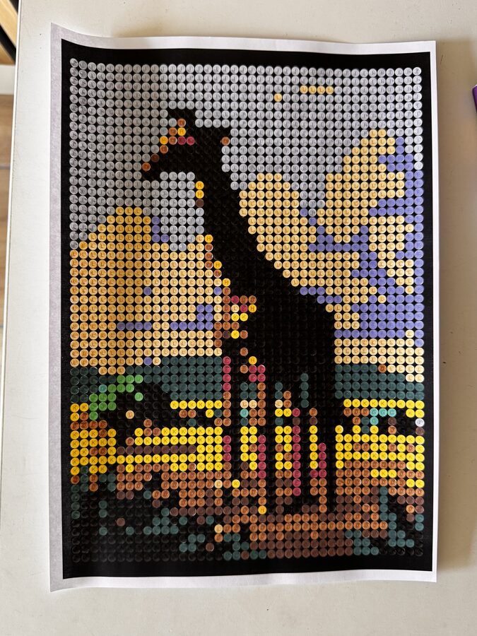 Ingekleurde versie van een giraffe in NOVI's colour-by-letter formaat — staande giraffe met gele en bruine vlekken tegen een lichte achtergrond