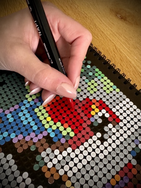 NAPI 24 Acrylic Markers op een nachtkastje naast een vaas met bloemen