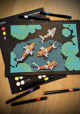 Premium Edition III opengeslagen met koi-karpers van bovenaf in een vijver in pixel art