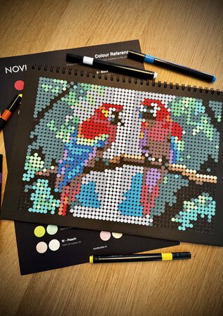 Premium Edition III opengeslagen met twee papegaaien in pixel art
